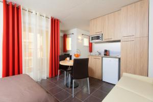 尼斯塞拉费纳别墅公寓的一间小厨房,内设红色窗帘和桌子