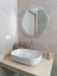 巴亚希贝Caribbean Star - Estrella Dominicus Bayahibe的浴室设有白色水槽和镜子