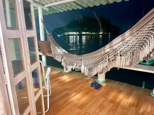 安格拉杜斯雷斯Cabana Do Mar的水景门廊上的吊床