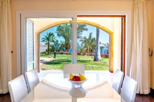 沙姆沙伊赫Sharm and Charme at Sheraton Resort的用餐室,配有一张桌子,上面放着一碗水果