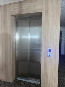 安塔利亚马尔卡酒店的办公楼里的一个不锈钢电梯