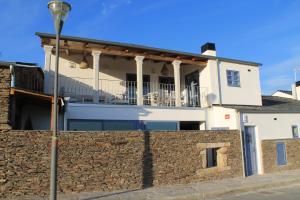 欧特瑞奥德瑞CASAS DA FORTALEZA Casa da Solaina的白色的房子,有石墙和街灯