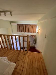 伊勒奥那斯yoco的一间卧室配有一张床,铺有木地板