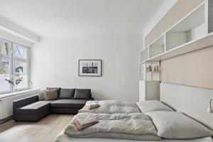 柏林Arbio I 1A Rooms & Apartments Prenzlauerberg Berlin的白色的客厅配有床和沙发