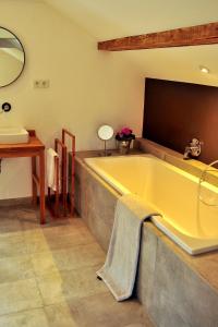佩尔豪斯与霍夫旅馆的一间带大浴缸和水槽的浴室