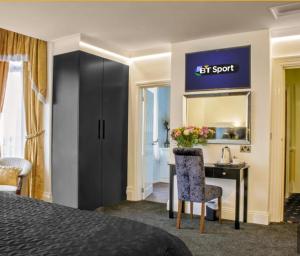 布里德灵顿雷夫尔斯托克酒店的配有一张床和一张书桌的酒店客房