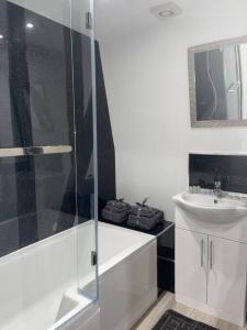 亨廷登Abacus House - TWO Bedroom Apartment的带淋浴和盥洗盆的白色浴室