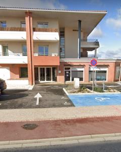 FonsorbesSpacieux appartement résidence calme的大楼前的一个空停车位