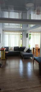 Apartamento Fresco con Terraza-tipo loft的客厅配有沙发和桌子