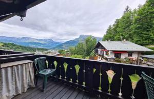 圣热尔韦莱班Alpenrose Saint Gervais les Bains的山景阳台(带椅子)