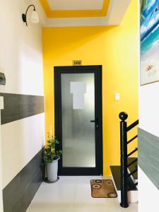 Tân HiệpMonkeyland Cham island Homestay的走廊上一扇门,有黄色的墙壁