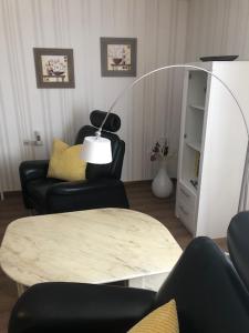 瓦伦Ferienapartments Sonnenhof的客厅配有两把椅子和一张桌子