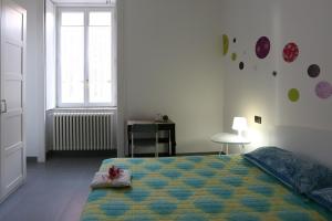 阿韦利诺Angoletto Young B&B的一间卧室设有一张床和一个窗口