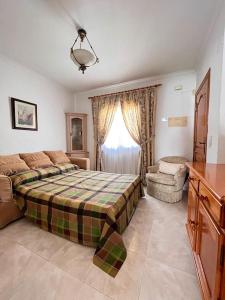 卡尔佩¡Magnifica Villa Amalia!的卧室配有床、椅子和窗户。