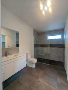 South ArmBeach Getaway - Blessington Villa的浴室配有卫生间、盥洗盆和淋浴。