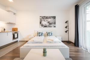 布达佩斯White Cottage Studio的白色公寓,房间内设有两张床
