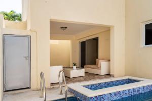 圣斐利-银港Villa Bayardo的一座带游泳池的房子和一间带沙发的房间