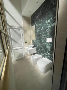 罗马Central Suite的浴室设有2个卫生间和水槽