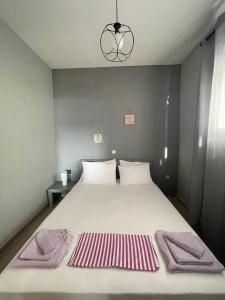 斯卡拉卡里拉奇斯Seaside Deluxe Apartment的一间卧室配有一张大床和毛巾