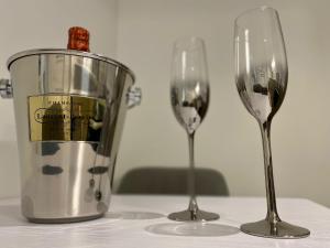 利物浦Luxeurs - Victoria Street Apartments的两杯酒和桌上的搅拌机