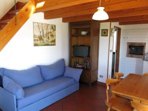 Grazzano BadoglioHoliday Home Le Rose Rosse by Interhome的客厅配有蓝色的沙发和桌子