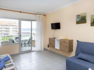 埃斯塔蒂特Apartment Residencial Manureva-1 by Interhome的客厅配有蓝色的沙发和电视