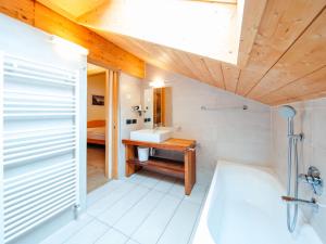 马津Holiday Home Mantel by Interhome的一间带浴缸和水槽的浴室