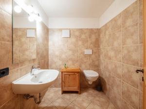 马津Holiday Home Mantel by Interhome的一间带水槽和卫生间的浴室