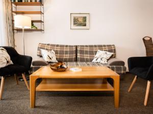 迪蒂斯豪森Apartment F 112 by Interhome的带沙发和咖啡桌的客厅