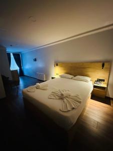 伊斯坦布尔卡德柯伊圣母酒店的卧室配有白色的床,上面有弓