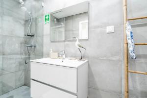 蒙蒂戈杜Coastal Holiday´s Apartment的浴室配有白色水槽和淋浴。