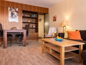 迪蒂斯豪森Apartment G 103 by Interhome的客厅配有沙发和桌子