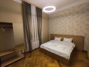 库塔伊西Cozy Apartment In Old Town Kutaisi的一间卧室配有一张床,上面有两条毛巾
