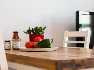 迪蒂斯豪森Apartment B 77 by Interhome的桌上的水果和蔬菜盘