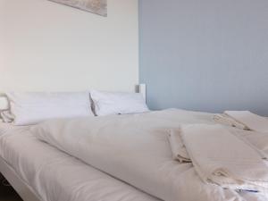 迪蒂斯豪森Apartment B 110 by Interhome的白色的床、白色床单和枕头
