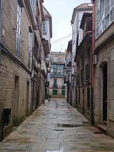 帕德隆A Barca de Pedra的建筑物之间的小巷里一条空的街道