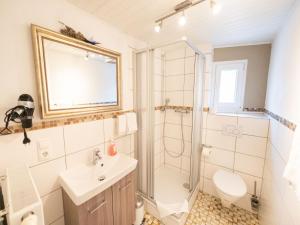 埃迪格尔-埃莱尔Holiday Home Jula by Interhome的带淋浴、盥洗盆和卫生间的浴室