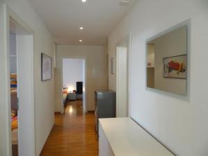 英格堡Apartment Bellevue-Park B 138 by Interhome的客厅设有白色的墙壁和沙发。