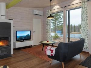RaanujärviHoliday Home Jolmalompolo by Interhome的客厅设有壁炉和电视。