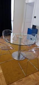 罗马Central Suite的两把透明椅子坐在玻璃桌前