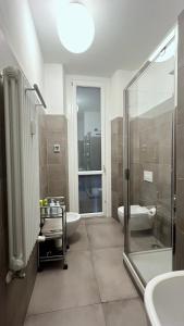 米兰费鲁奇街22号公寓的带淋浴、卫生间和盥洗盆的浴室