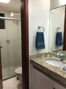 萨尔瓦多Cobertura Armação的一间带水槽、卫生间和镜子的浴室