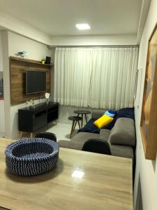 萨尔瓦多Cobertura Armação的带沙发和电视的客厅