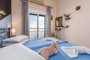 贝尼蔡斯Riviera Seaside Hotel的一间有两张床的房间,里面放着一只动物