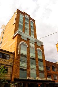 麦德林hotel medellin gold的一座高大的砖砌建筑,设有窗户