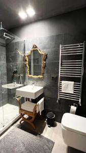 米兰费鲁奇街22号公寓的一间带水槽、镜子和卫生间的浴室