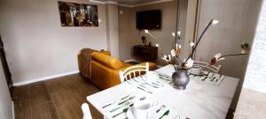 瓦拉斯Jacky's Home Bolognesi的客厅配有桌子和黄色沙发