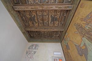 克雷莫纳Foresteria Palazzo Guazzoni Zaccaria的一间天花板和墙上绘画的房间