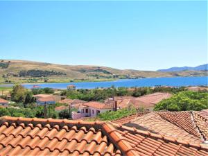 穆兹罗斯Toula's Garden - View Apartment的享有带屋顶的城镇和湖泊的景致。