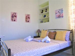 穆兹罗斯Toula's Garden - View Apartment的一间卧室配有带枕头的床